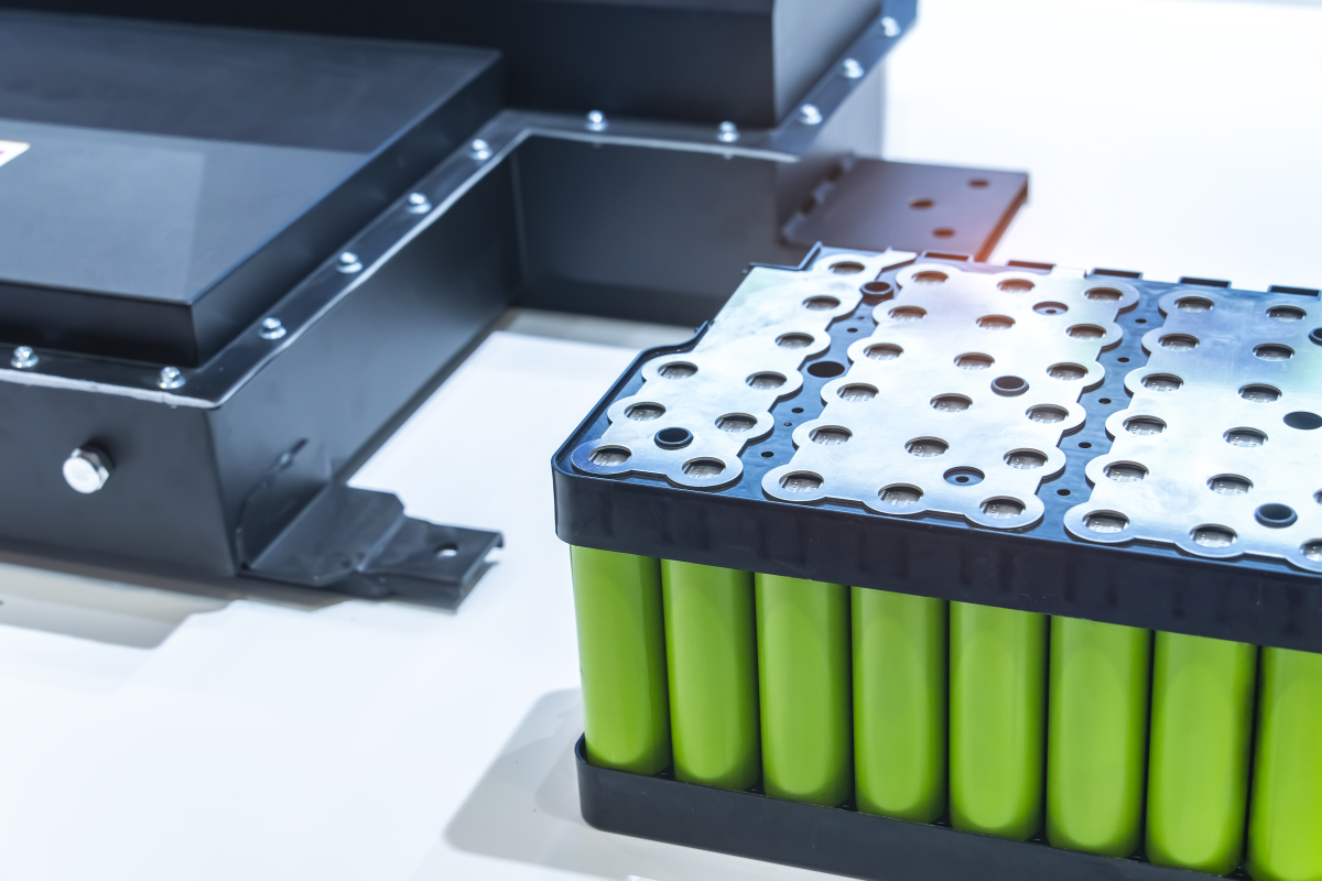 第一预设温度范围覆盖电化学燃料电池的电堆工作温度范围；S2、保持极板的温度为第一预设温度范围内的恒定温度不变