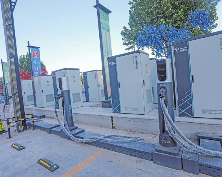 “最快女护士”张水华与丈夫王岢一同现身社交媒体直播