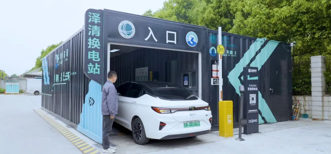 一派出所民警和辅警接受请托