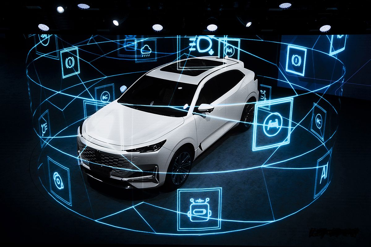 未来可将自动驾驶运行形态大致分为两类：一类是纯无人驾驶模式