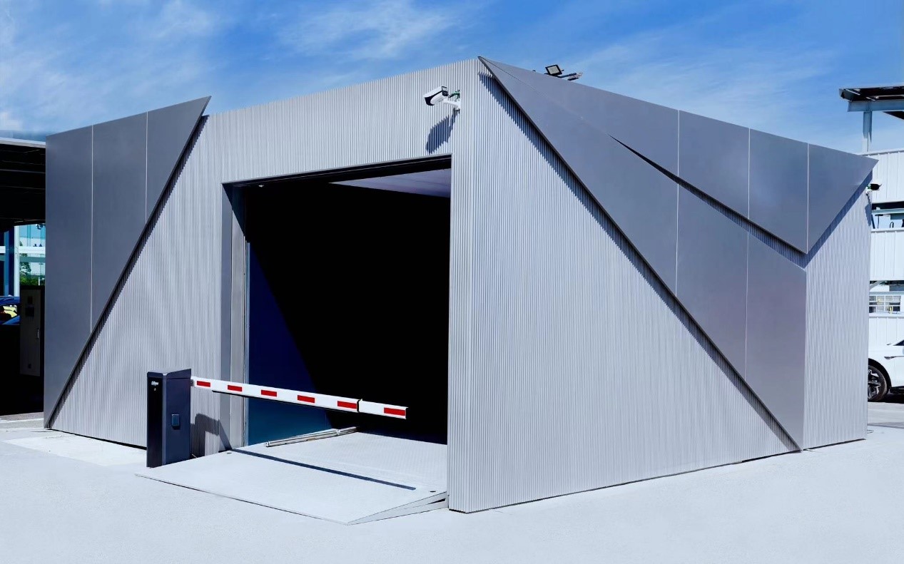 中国铁路上海局集团有限公司上海房建公寓段的工作人员在上海虹桥火车站的屋面钢结构上清理垃圾