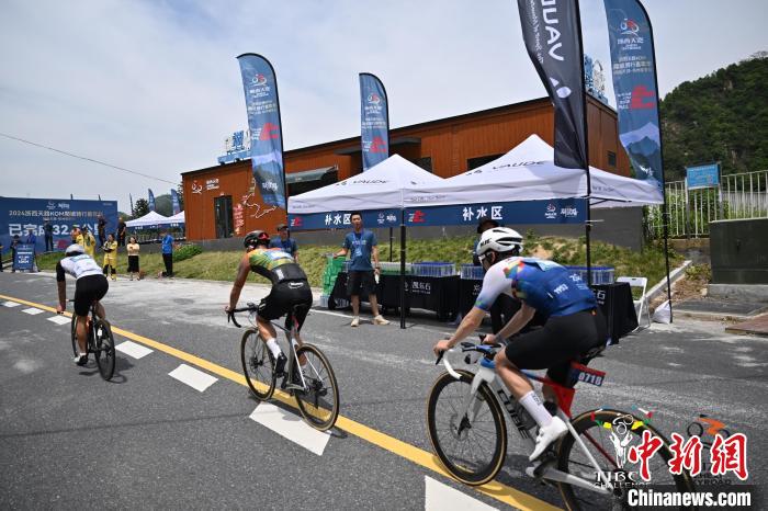 2024浙西天路KOM爬坡赛举行：十余国选手骑闯“天