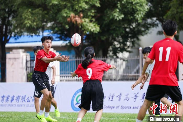 广西南宁同步举行全国触式橄榄球分区赛与广西