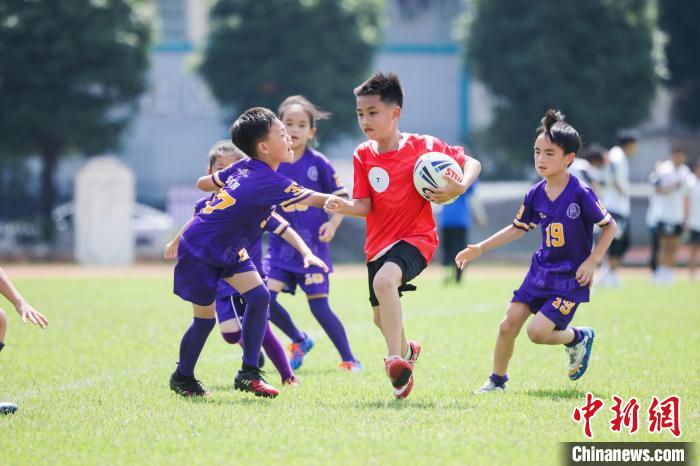 广西南宁同步举行全国触式橄榄球分区赛与广西