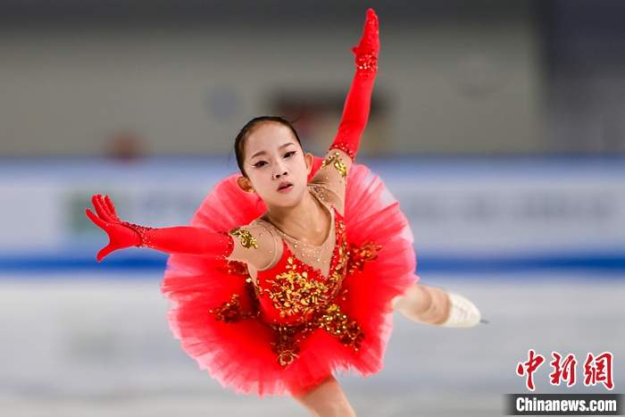 12岁刘玉萱济南站完成萨霍夫四周跳 成为首位中