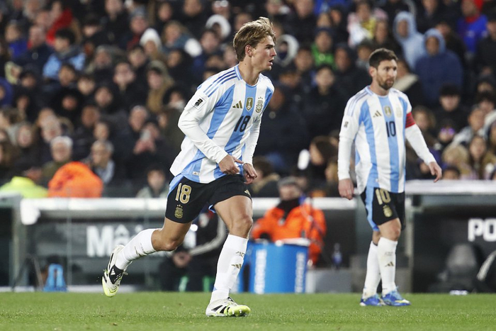 尼科帕斯32场造16球助科莫登顶意甲第四，皇马