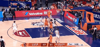 上海男篮111-71大胜四川男篮豪取9连胜主场16连胜