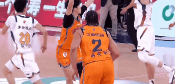 上海男篮111-71大胜四川男篮豪取9连胜主场16连胜