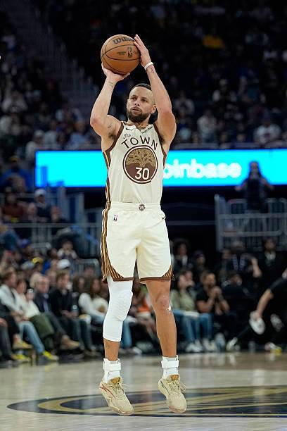 勇士库里因右膝伤势缺席湖人对决 常规赛收官战