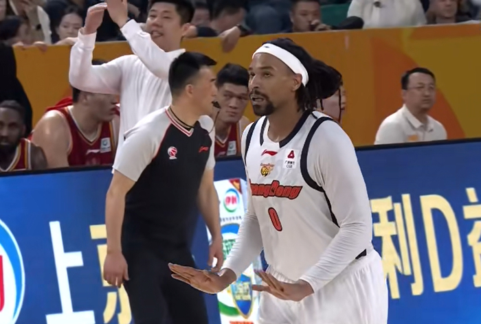 广东队锋线悍将张浩嘉伤退 伤病潮冲击季后赛前