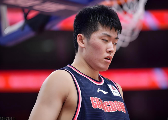 广东队锋线悍将张浩嘉伤退 伤病潮冲击季后赛前