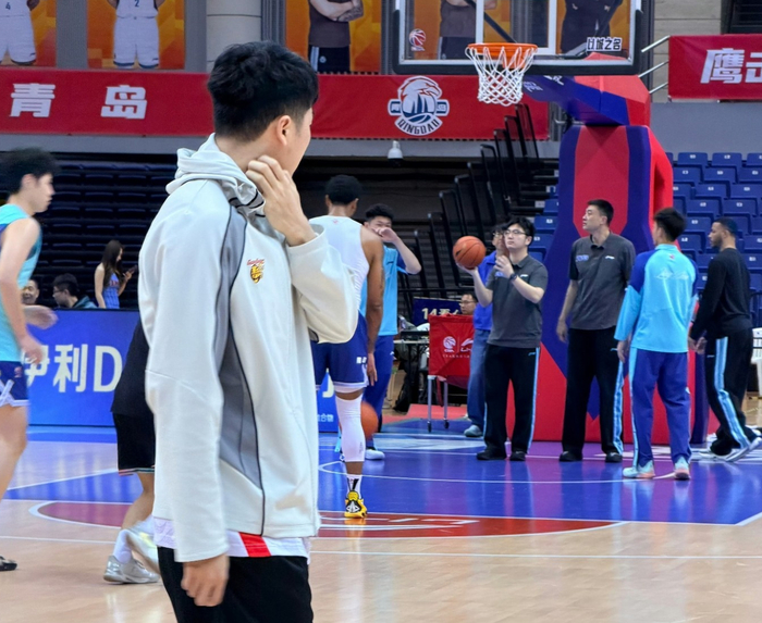 广东队锋线悍将张浩嘉伤退 伤病潮冲击季后赛前