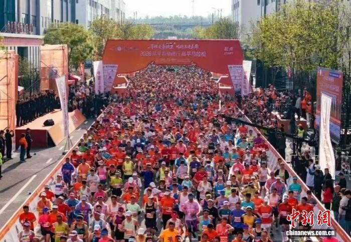 2026高平马拉松赛鸣枪开跑 跑者穿越炎帝故里古建