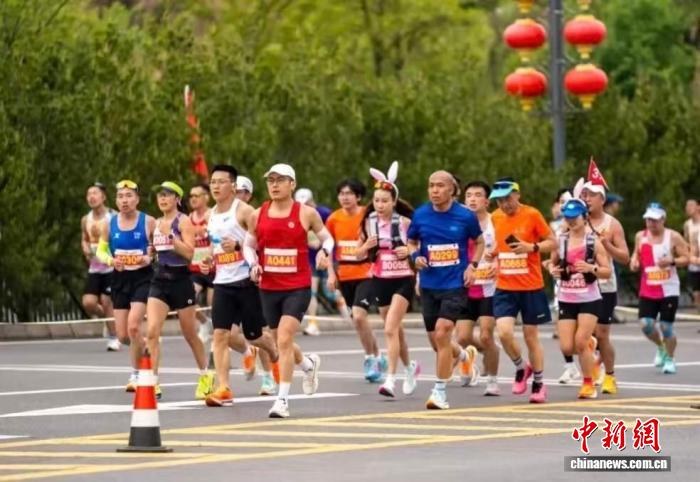 2026高平马拉松赛鸣枪开跑 跑者穿越炎帝故里古建